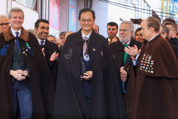 LALÍN (PONTEVEDRA), 23/02/2025.- El presidente de la Xunta de Galicia, Alfonso Rueda (i), y el alcalde de Lalín, Xosé Crespo (d), aplauden al embajador de Japón en España, Takahiro Nakamae (c), t