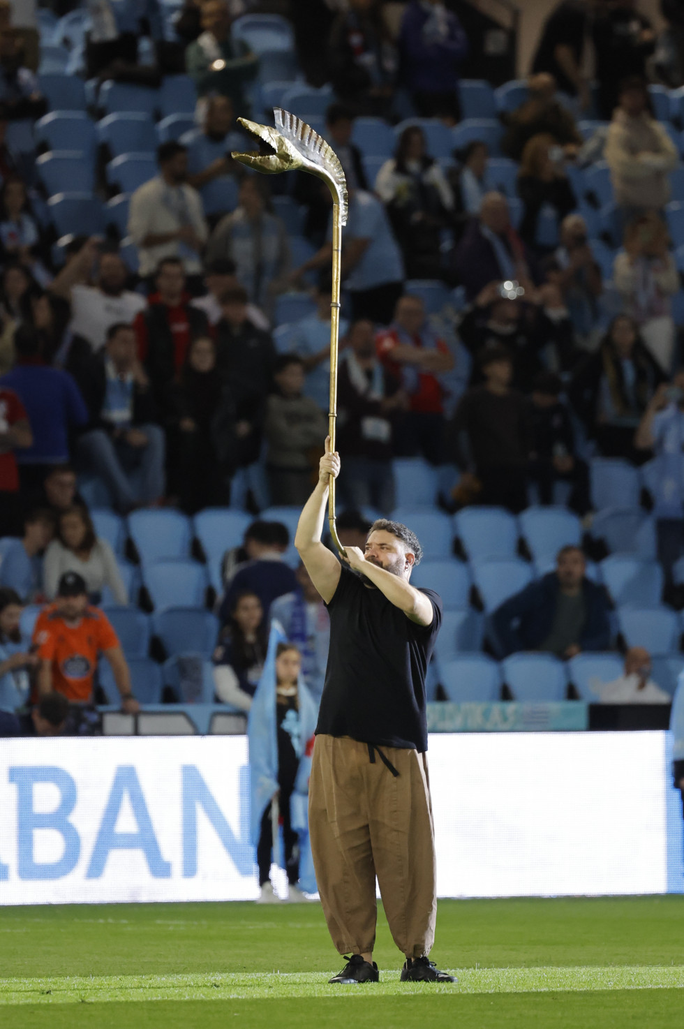 Vigo (Pontevedra), 23/11/2024.- El músico Abraham Cupeiro durante su actuación antes del inicio del encuentro correspondiente a la jornada 14 de Laliga EA Sports que disputan hoy sábado Celta y FC 