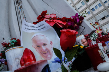 FOTODELDÍA ROMA (ITALIA), 23/02/2025.- Fotos del papa Francisco a los pies de la estatua del papa Juan Pablo II enfrente del hospital Agostino Gemelli de Roma, donde el Sumo Pontífice permanece ingr