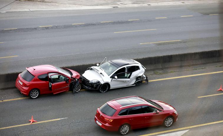 Un aparatoso accidente colapsa la entrada a A Coruña