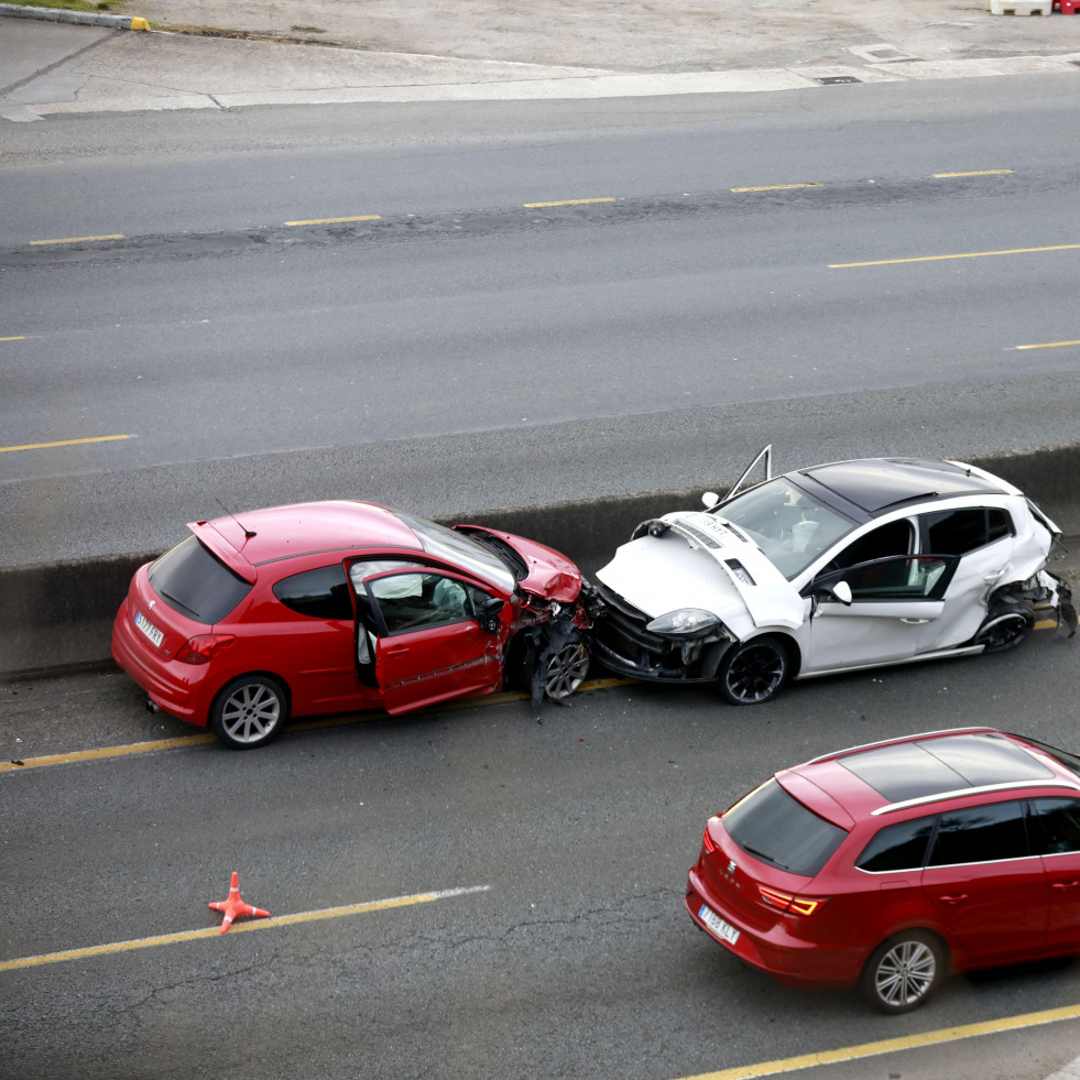 Un aparatoso accidente colapsa la entrada a A Coruña