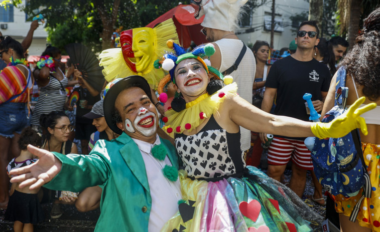 El carnaval de Río rinde tributo a la infancia con un pintoresco desfile de payasos