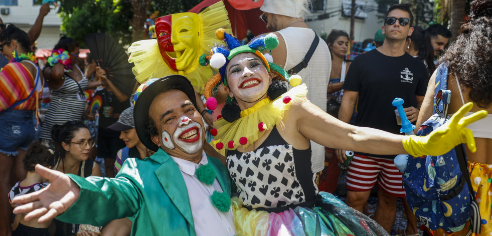 El carnaval de Río rinde tributo a la infancia con un pintoresco desfile de payasos