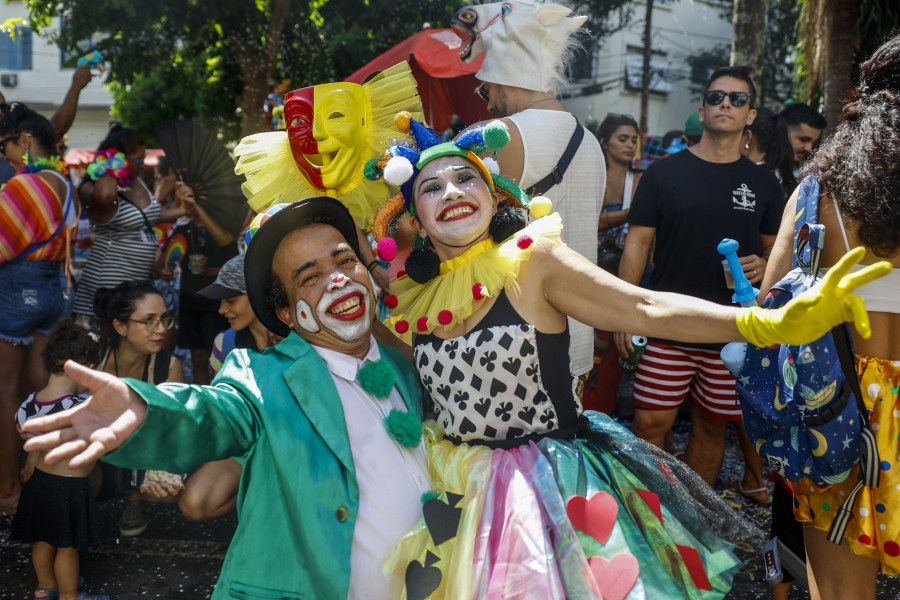 El carnaval de Río rinde tributo a la infancia con un pintoresco desfile de payasos