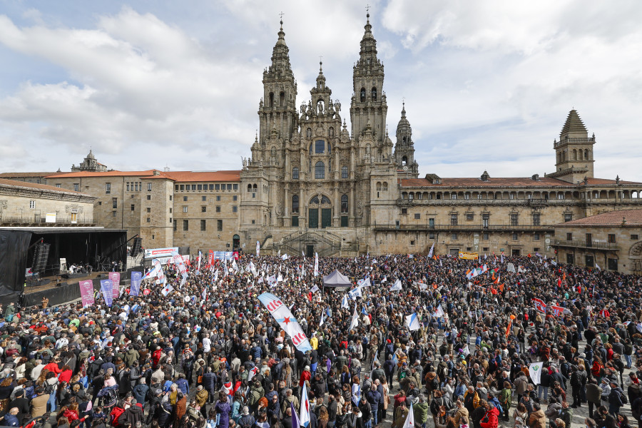 Miles de persoas claman en Santiago a favor de potenciar a lingua galega