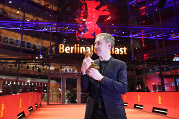 El director noruego Dag Johan Haugerud  con el Oso de Oro en el Festival de cine de Belín.