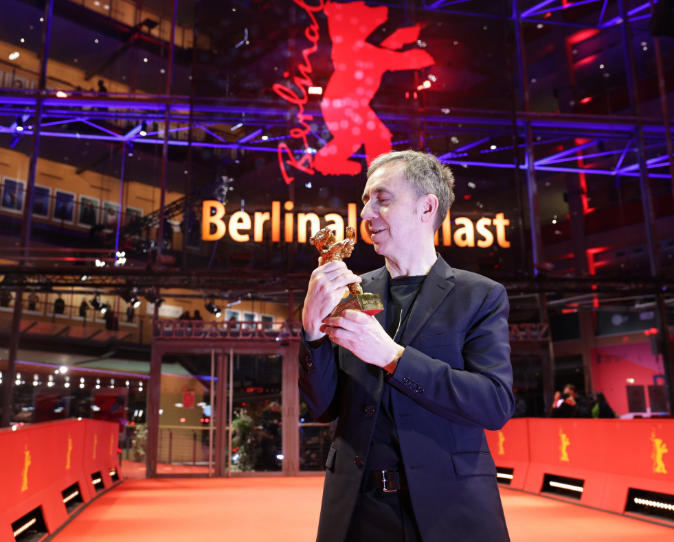 El director noruego Dag Johan Haugerud  con el Oso de Oro en el Festival de cine de Belín.