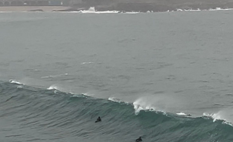 ‘Le llaman Bodhi’ en el Orzán: los dos surfistas que desafían al temporal en A Coruña