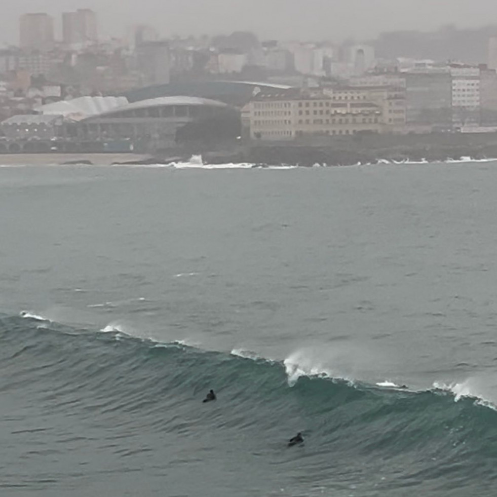 ‘Le llaman Bodhi’ en el Orzán: los dos surfistas q desafían el temporal