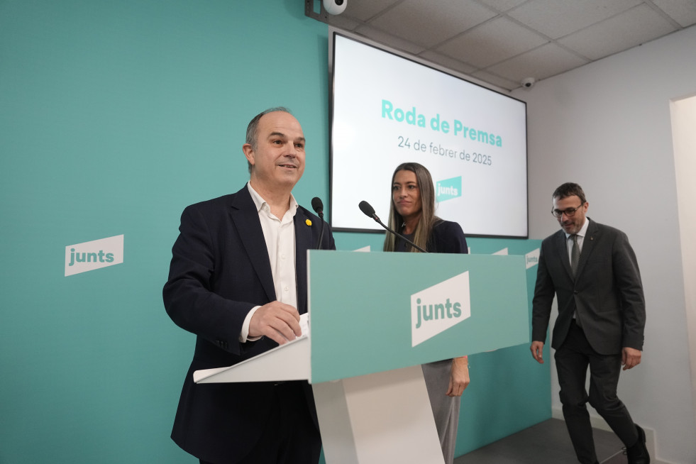 El secretario general de Junts, Jordi Turull, la vicepresidenta, Miriam Nogueras, y el portavoz, Josep Rius (d), en rueda de prensa