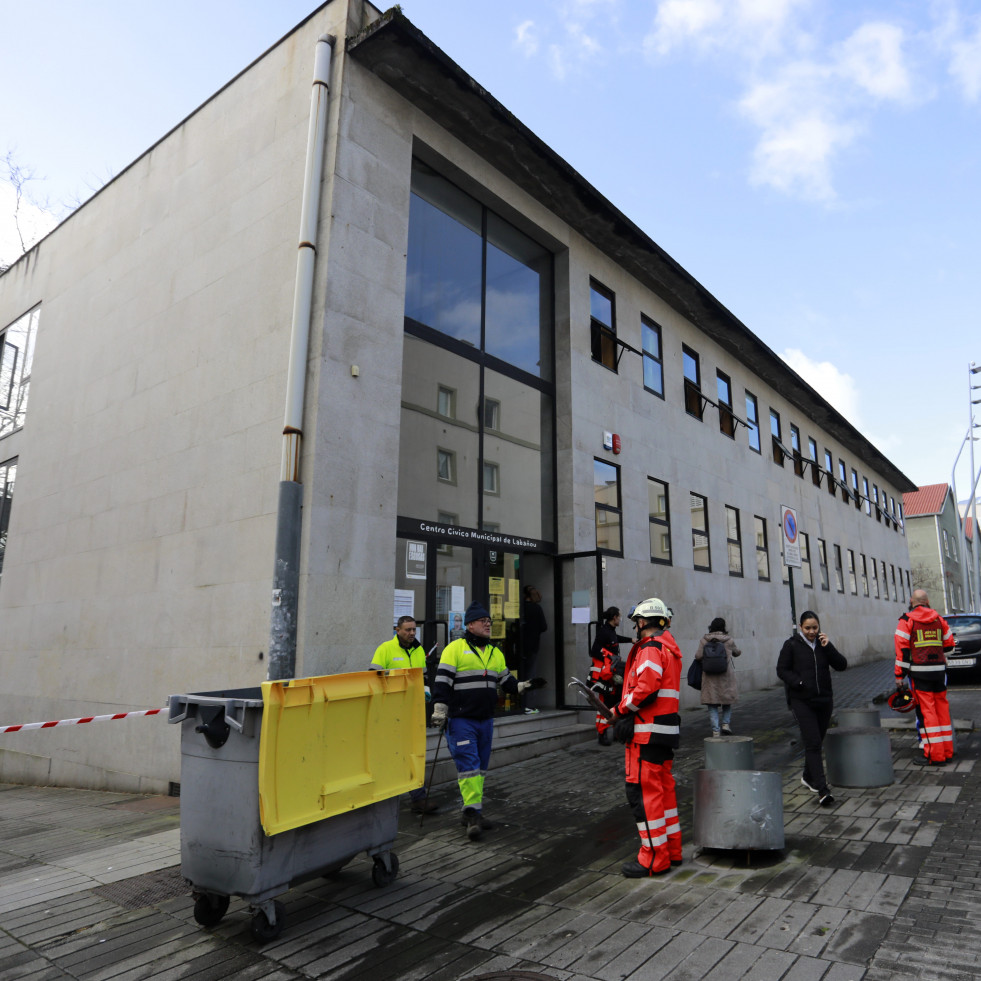 El diluvio del lunes obliga a trasladar a trabajadores del centro cívico de Labañou