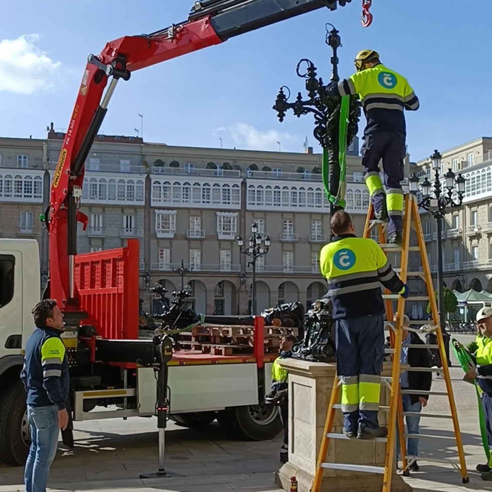 La plaza de María Pita recupera sus farolas tras la restauración