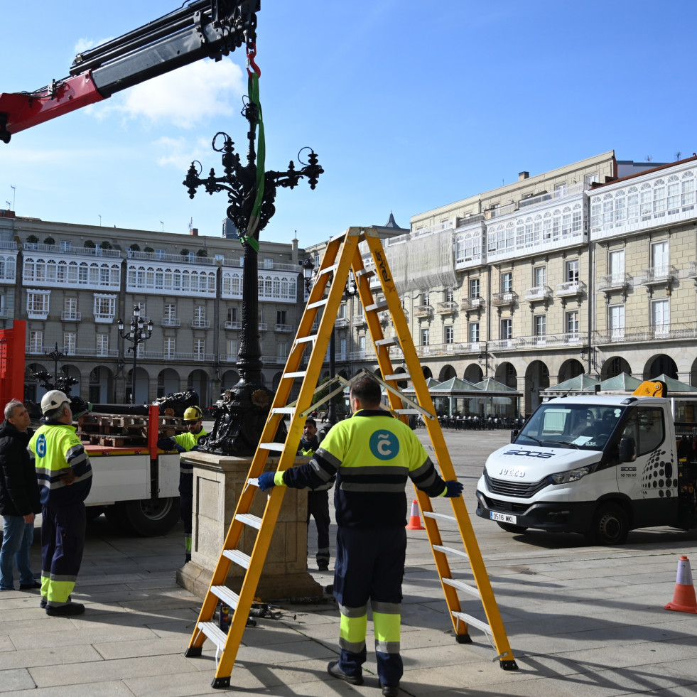 La plaza de María Pita recupera sus farolas tras la restauración