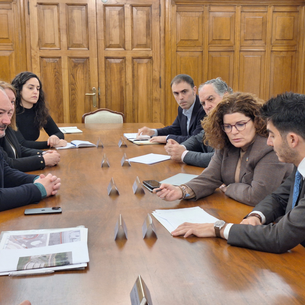 Culleredo analiza con el Gobierno y Aena los usos comerciales del antiguo aparcamiento de Alvedro