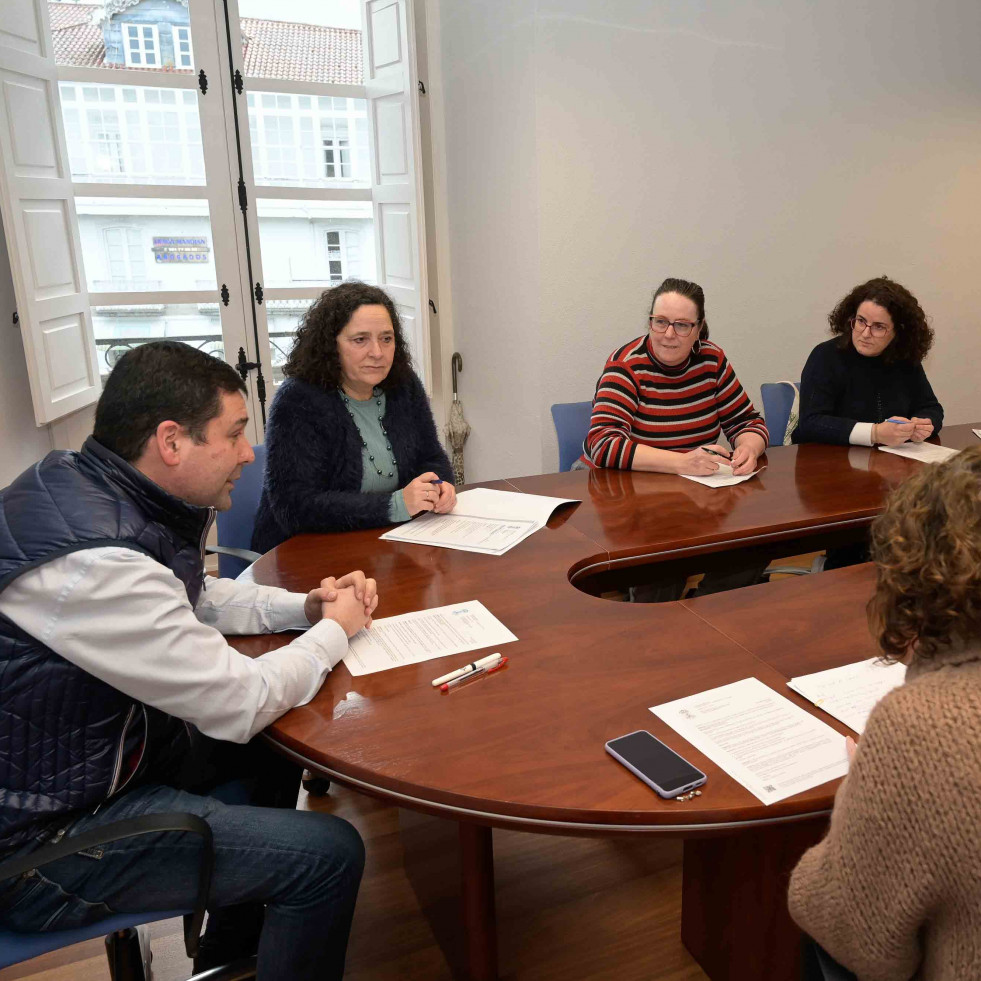 Do Campo escucha las demandas de Acebe CCA durante la Mesa del Comercio Local de Betanzos