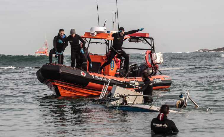 Rescatados varios percebeiros tras volcar su barco en A Coruña