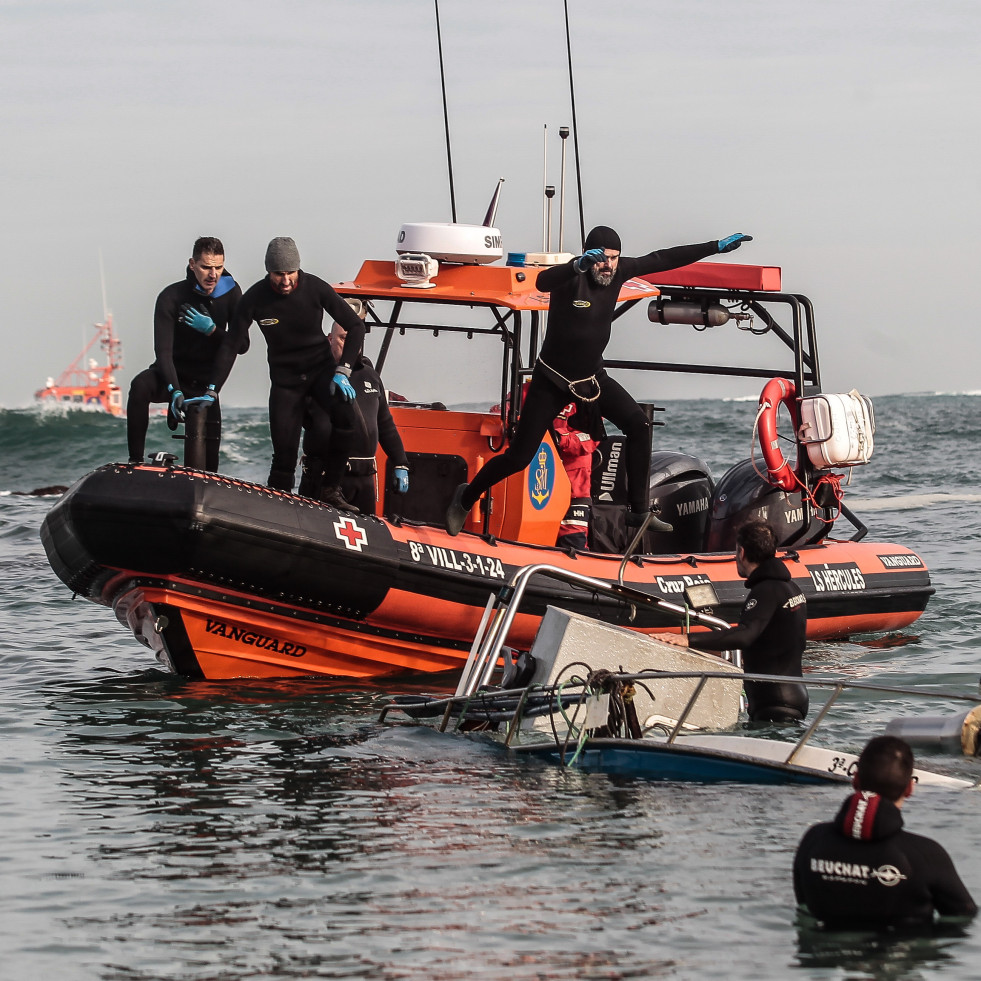 Rescatados varios percebeiros tras volcar su barco en A Coruña