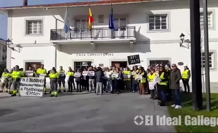 Medio centenar de trabajadores del Ayuntamiento de Cambre salen a la calle en demanda de mejoras laborales