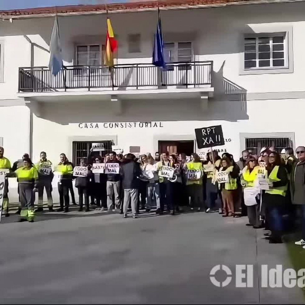 Medio centenar de trabajadores del Ayuntamiento de Cambre salen a la calle en demanda de mejoras laborales