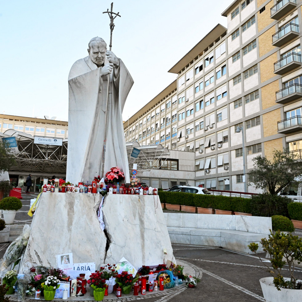 El papa sigue estable y se somete a nuevas pruebas médicas