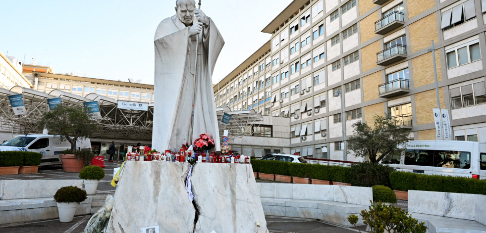 El papa muestra una 