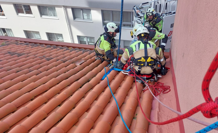 Angustioso rescate de una octogenaria al borde de un tejado en A Coruña