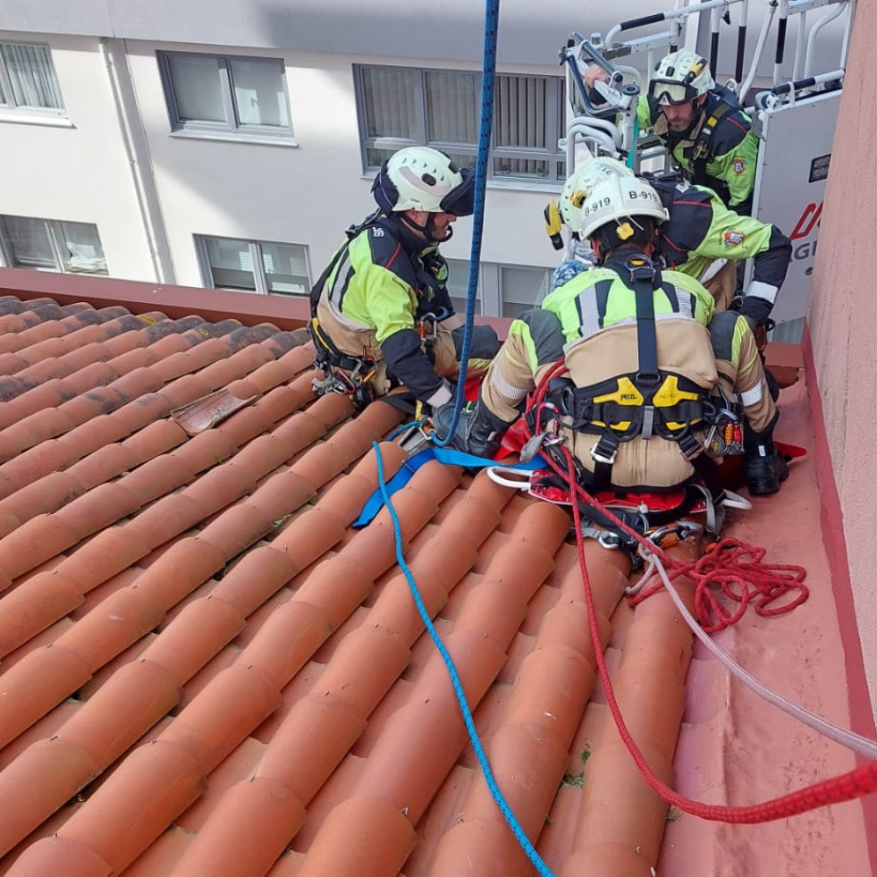 Angustioso rescate de una octogenaria al borde de un tejado en A Coruña