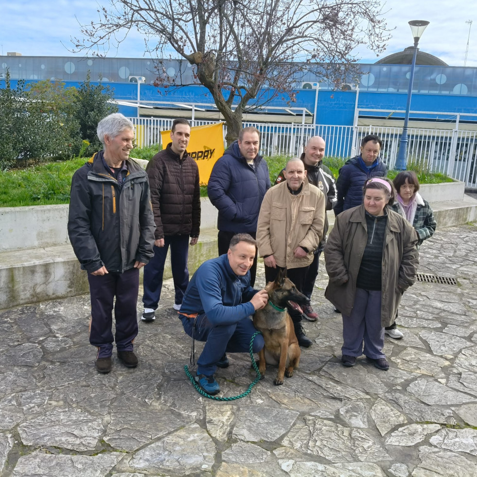 El alumnado de A Escada descubre las habilidades de los perros