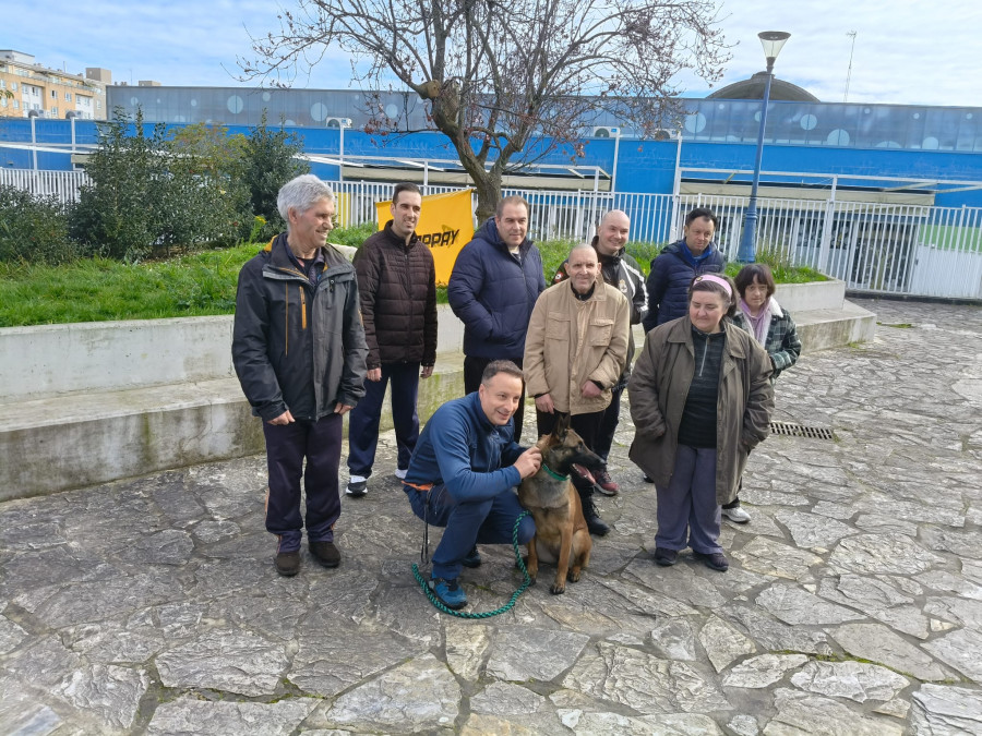 El alumnado de A Escada descubre las habilidades de los perros