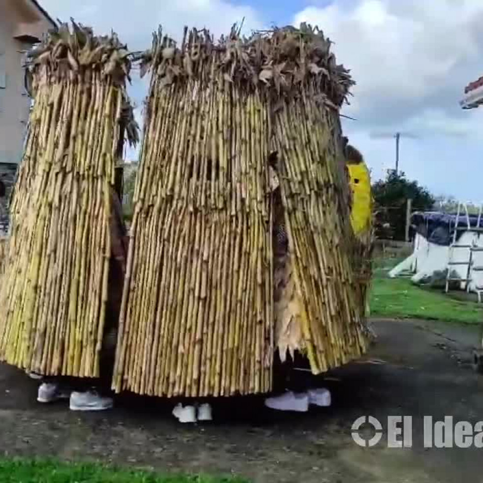 Vecinos de Bemantes unen tradición e innovación para, grano a grano y con ironía, volver a ‘revolucionar’ el Entroido