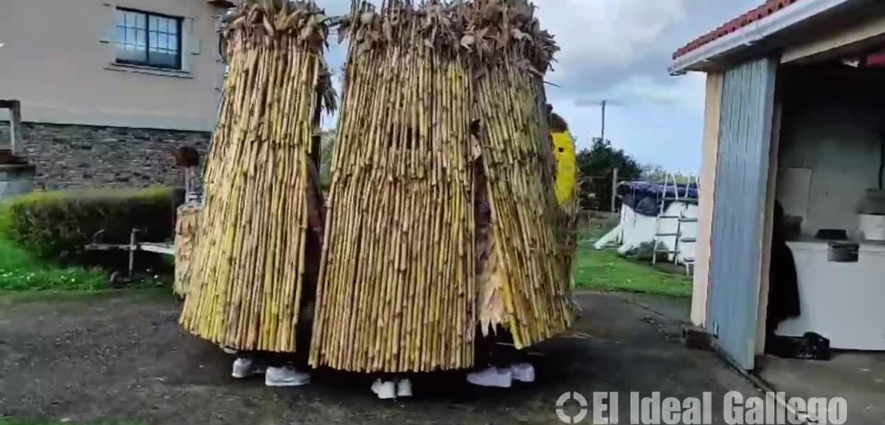 Vecinos de Bemantes unen tradición e innovación para, grano a grano y con ironía, volver a ‘revolucionar’ el Entroido