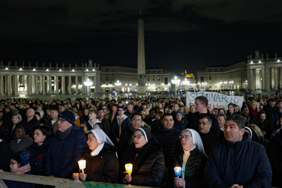 El papa pasa una noche tranquila tras el empeoramiento de su cuadro respiratorio