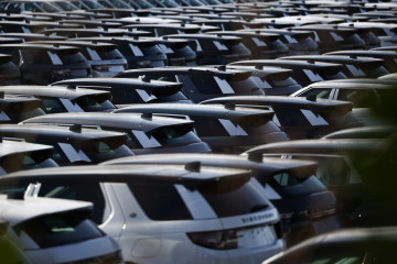 FOTODELDÍA LIVERPOOL (Reino Unido), 25/02/2025. - Vista de un grupo de coches nuevos aparcados en la planta de Halewood de Jaguar Land Rover en Liverpool, Reino Unido, este martes. Jaguar Land Rover 