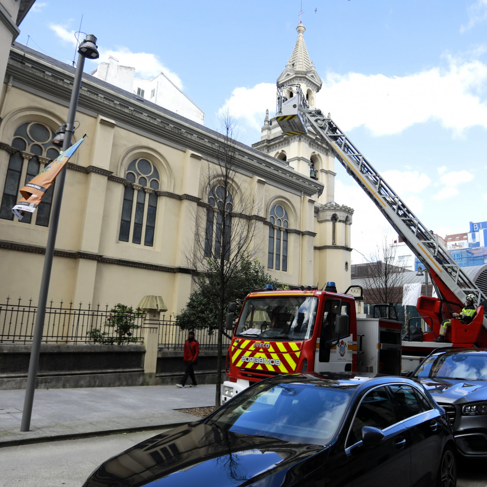 Herida una mujer al caerle unas planchas en A Coruña