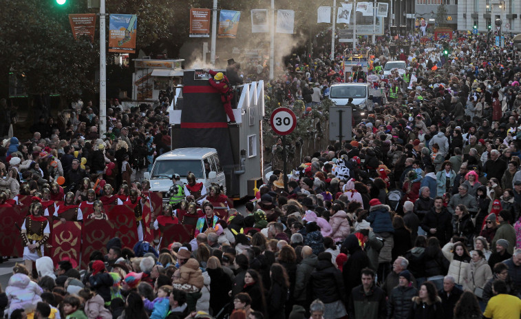 Las comparsas se adueñan de la ciudad y la inundan de ritmo y magia carnavalesca