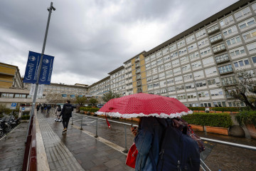 -FOTODELDÍA- ROMA (ITALIA), 01/03/2025.- Vista de la entrada del Hospital Gemelli, donde está ingresado el oapa Francisco, este sábado en Roma (Italia). El papa Francisco se encuentra 