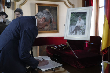 LUGO, 02/03/2025.- El presidente de la Xunta, Alfonso Rueda, escribe en el libro de condolencias, este domingo, en el Ayuntamiento de Lugo donde se rinde homenaje en memoria de su alcaldesa, Paula Alv