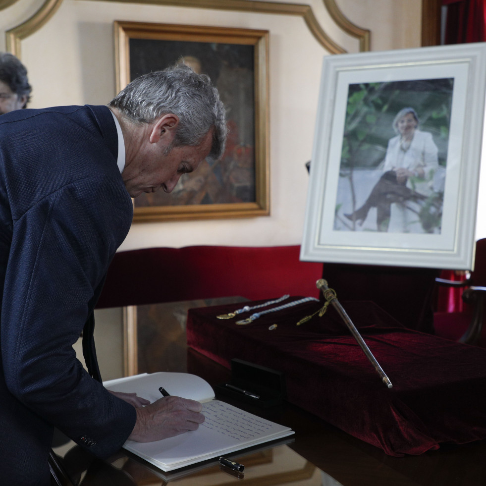 Políticos gallegos despiden a Paula Alvarellos en el libro de condolencias instalado en el Ayuntamiento de Lugo