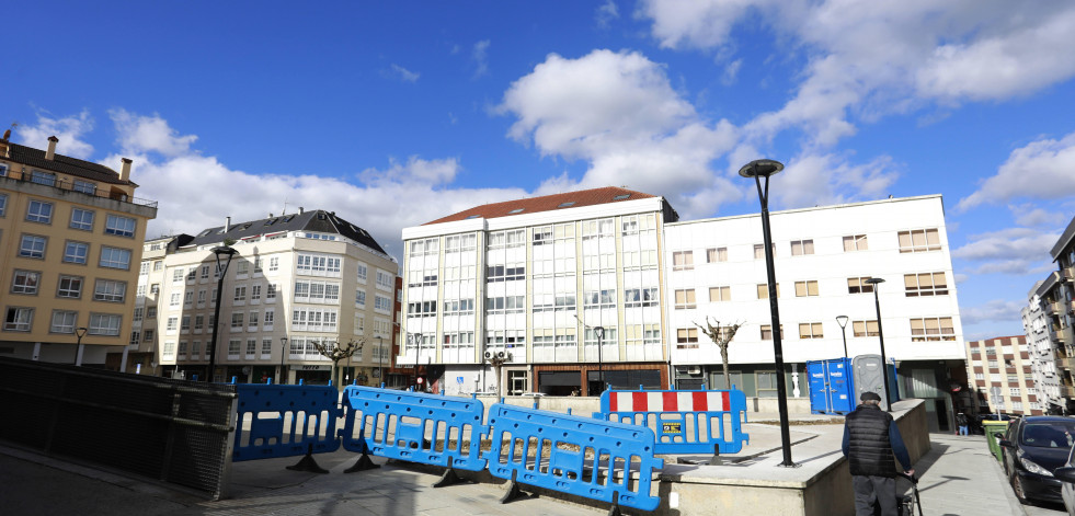 Betanzos interviene en la plaza Uxío Novoneyra tras detectar daños en sus árboles