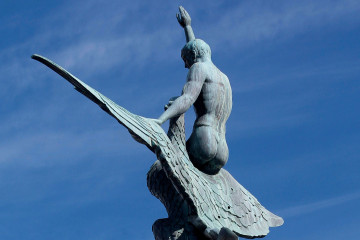 Escultura de La Unión y el Fénix en la plaza de Mina