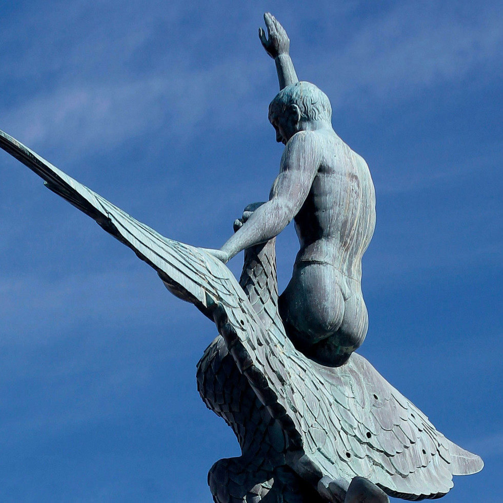 Coruña Insólita | La Unión y el Fénix, la escultura más elevada (y misteriosa) de A Coruña