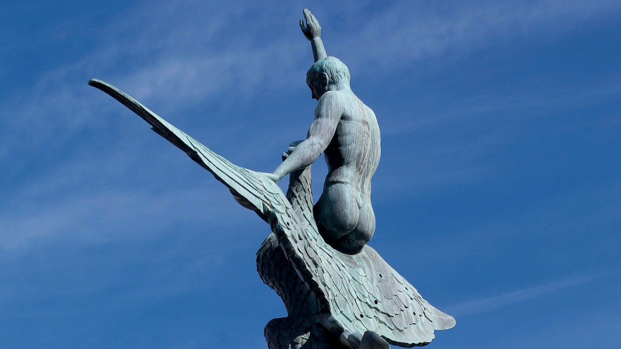 Coruña Insólita | La Unión y el Fénix, la escultura más elevada (y misteriosa) de A Coruña