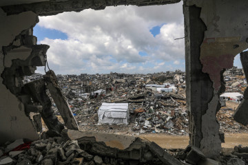 FOTODELDÍA Jabalya (Gaza), 13/02/2025. - Vista de los refugios de familias palestinas que regresaron al norte de Gaza, construidos entre los escombros de edificios destruidos en medio del alto el fue