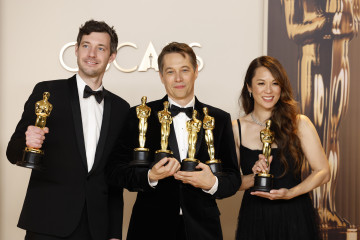 LOS ANGELES (United States), 03/03/2025.- (L-R) Alex Coco, Sean Baker, and Samantha Quan, winners of the Best Picture for “Anora”, pose in the press room during the 97th annual Academy Awards cere