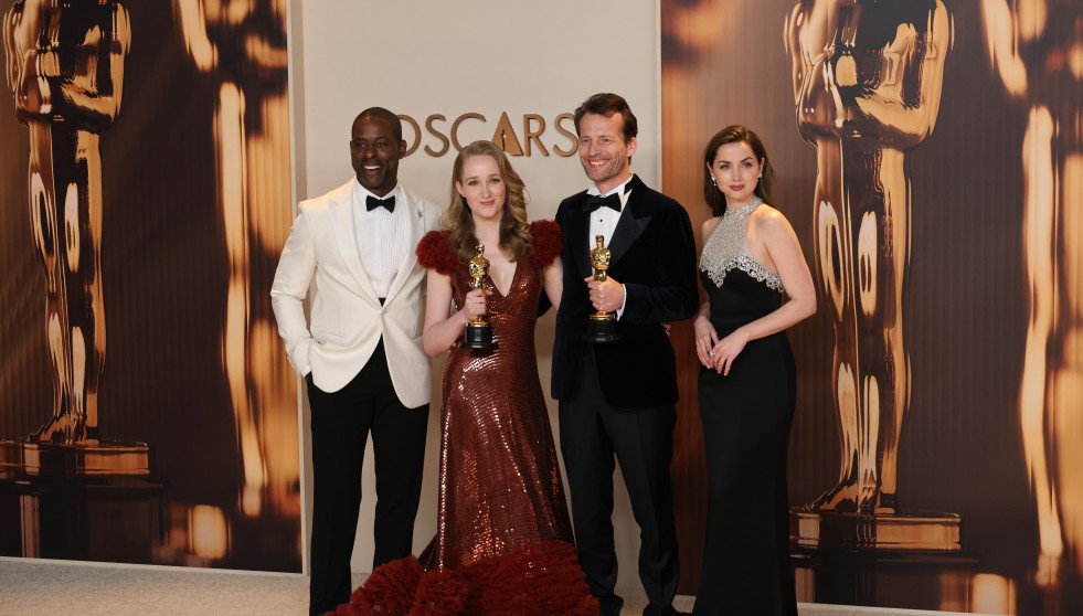 Victoria Warmerdam  y Trent  posan junto a Sterling K. Brown y Ana de Armas