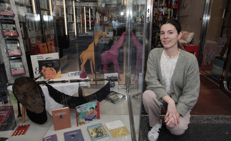 La librería Couceiro honra a Rosalía de Castro con un premiado y creativo escaparate