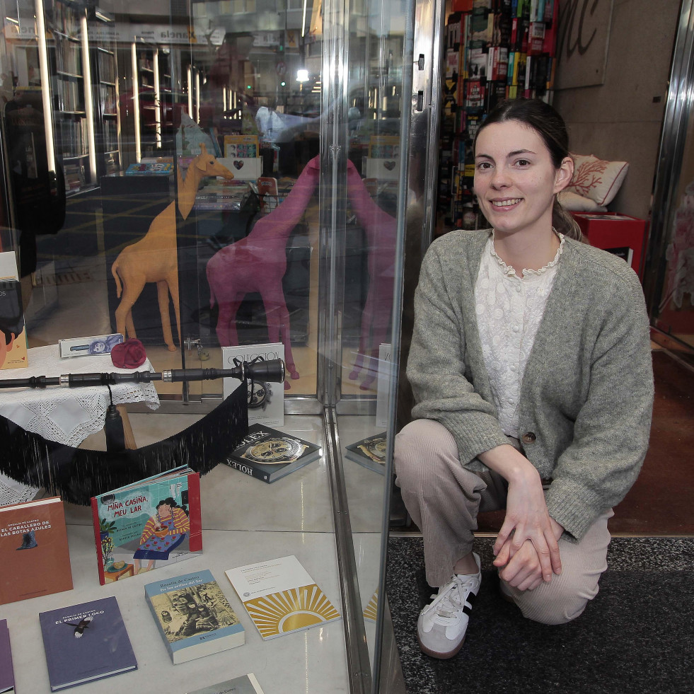 La librería Couceiro honra a Rosalía de Castro con un premiado y creativo escaparate