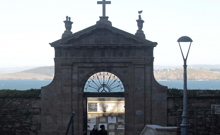 Concluye la restauración de la puerta principal del cementerio municipal de San Amaro