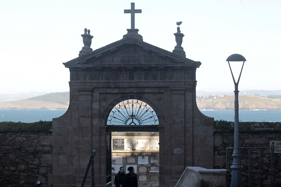 Concluye la restauración de la puerta principal del cementerio municipal de San Amaro