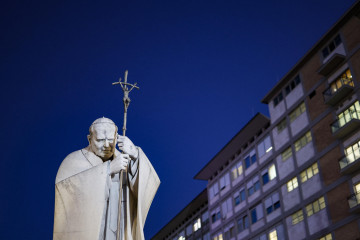 ROME (Italy), 04/03/2025.- The statue of John Paul II at the entrance to the Gemelli Hospital, where Pope Francis is hospitalized, in Rome, Italy, 04 March 2025. (Papa, Italia, Roma) EFE/EPA/FABIO FRU